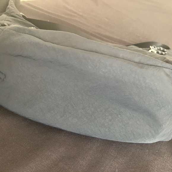 Lululemon Slouchy Sling Bag 6L - Picture 8 of 10